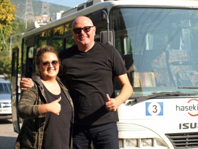 D sınıfı otobüs ehliyeti için bize müracaat eden bayan kursiyerimiz izmir en başarılı kursu Hasekioğlu Eğitim Kurumları ile tek seferde otobüs ehliyetini almaya hak kazandı. Koray hoca ve kursiyerimiz.